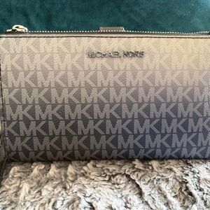 🖤✨ NWT Michael Kors Ombré Logo Zip Wristlet Wallet ✨🖤